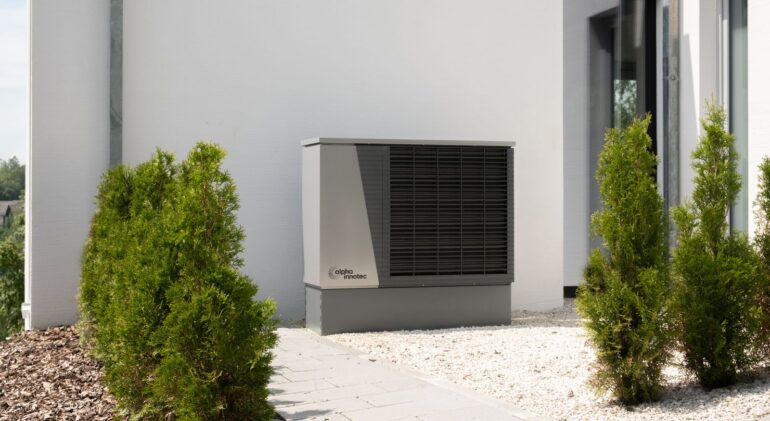 permis pompe a chaleur Wallonie unite exterieure installee le long d une maison