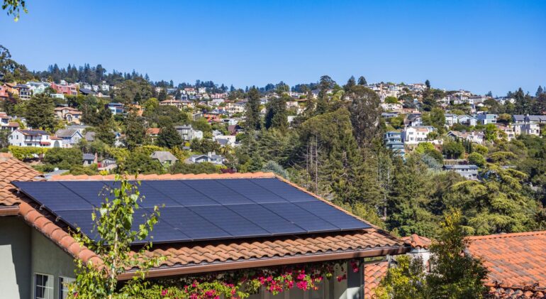 batterie domestique panneaux solaires